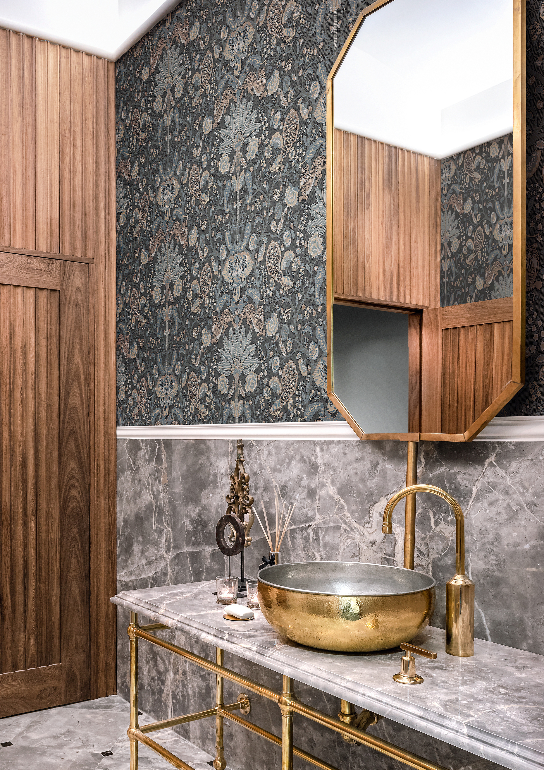 Обои Loymina British Style Garden Tree of Nations Brit 10 005/1 10,05×1 фото в интерьере